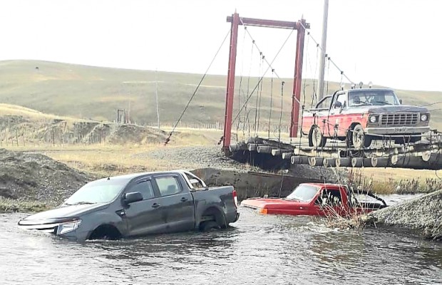 28 de Noviembre Dos camionetas quedaron en el medio del r o y